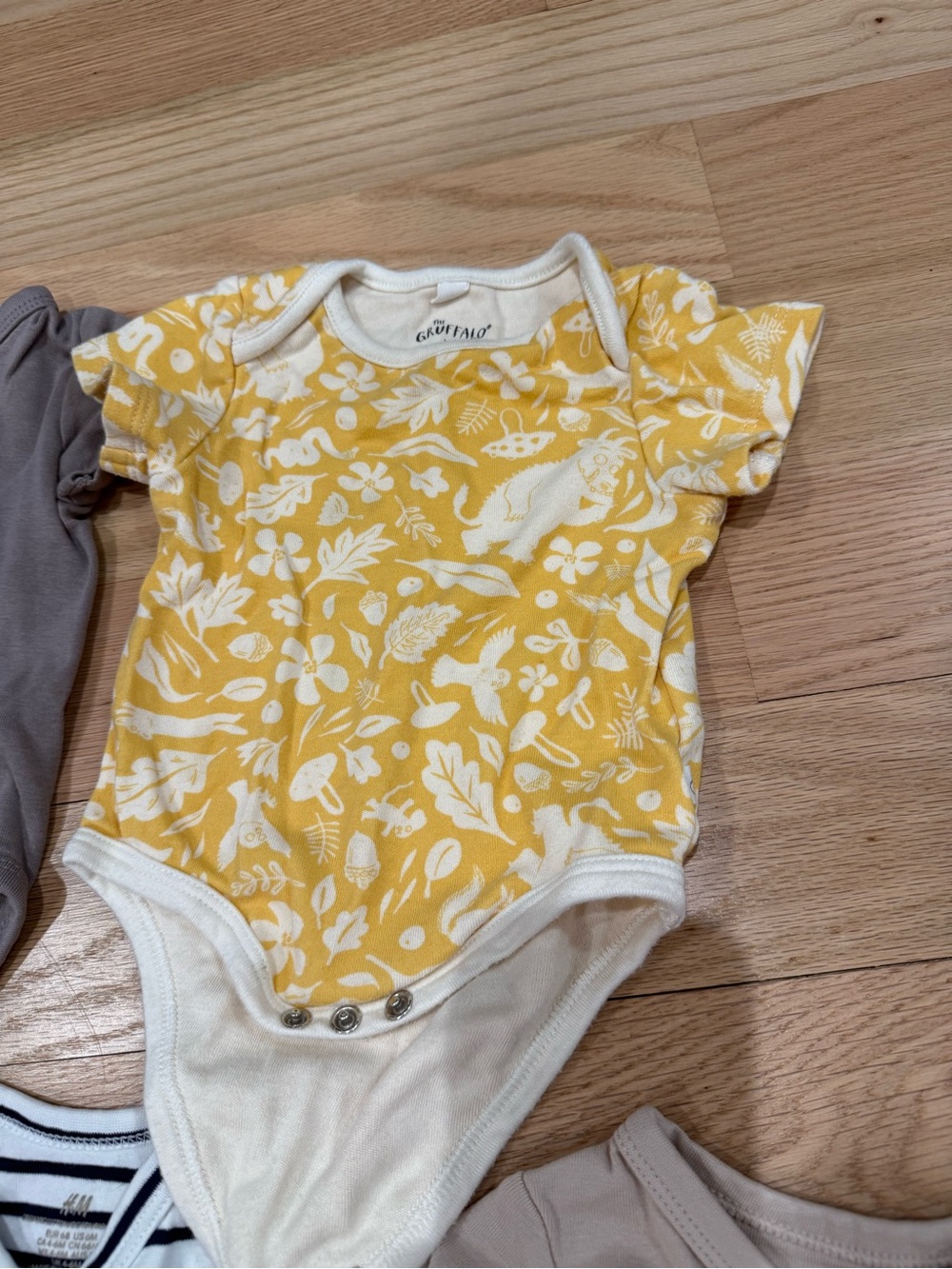 Set of 5 gender neutral Baby One-Piece Bodysuits & leggings - 3-6mo - Picture 2 of 6